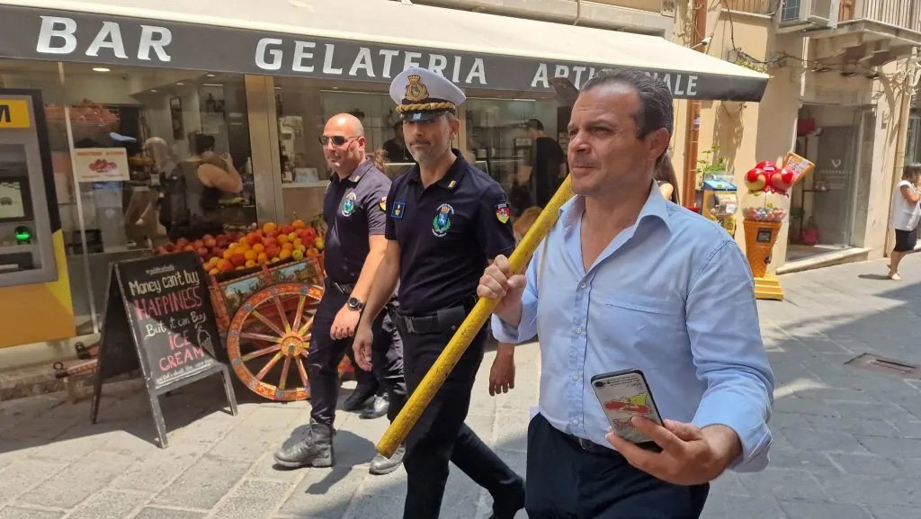 social-pettegolezzo-cateno-deluca-blitz